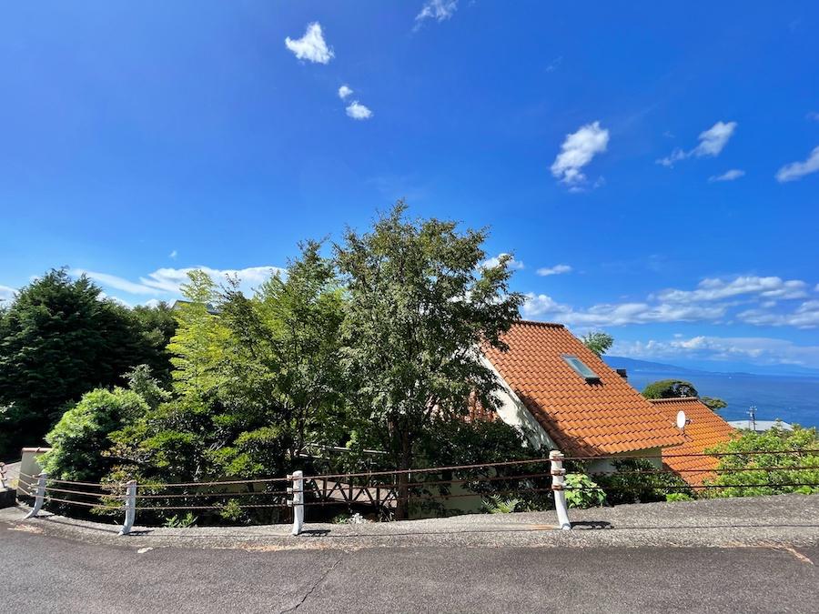 静岡県伊東市川奈の売買物件/外観｜道路よりも家は下がった位置にあります