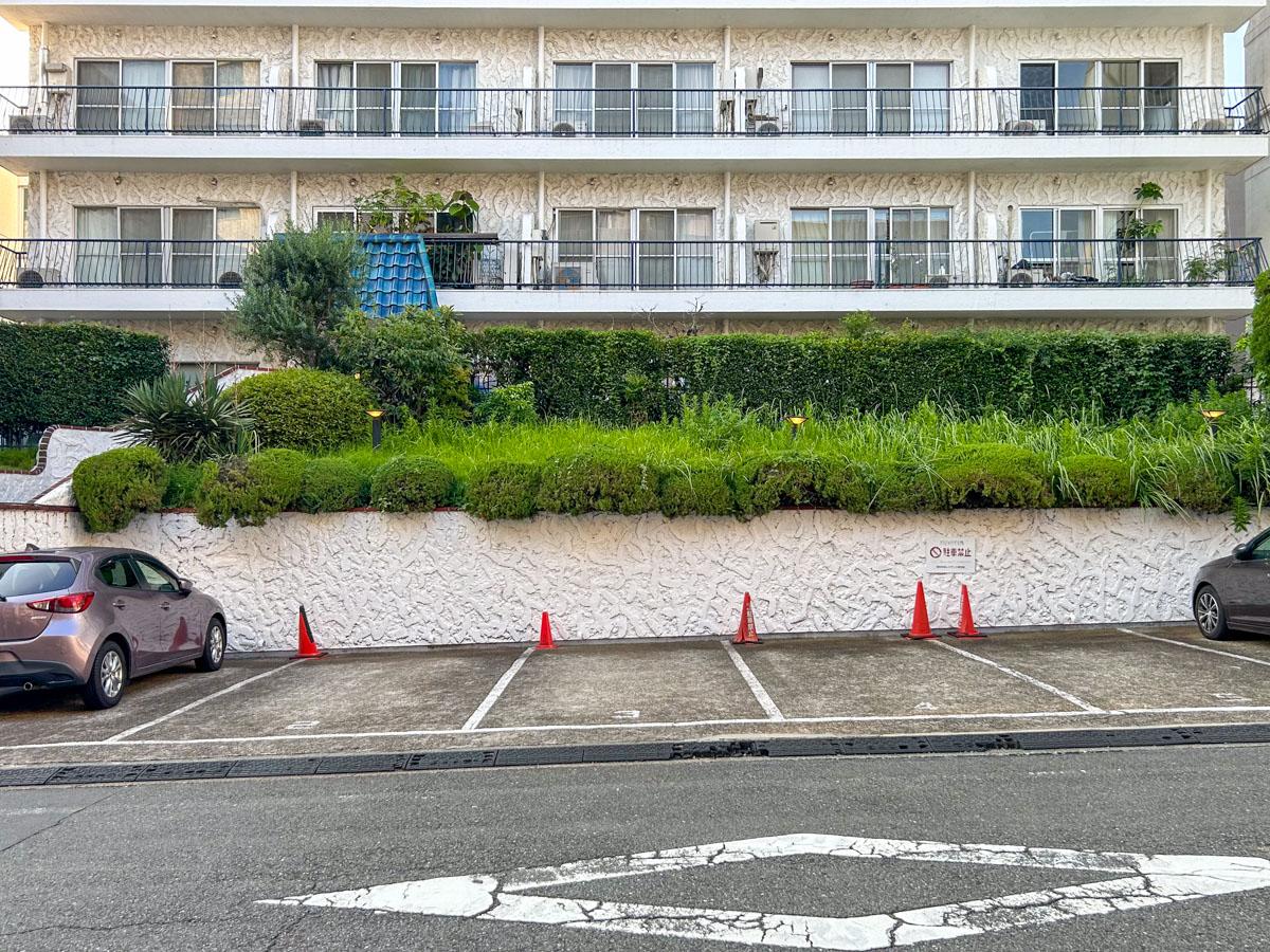 渋谷区千駄ヶ谷の賃貸物件/道路から少し高い位置にある1階部分。植栽があるため、外から中の様子は見えません