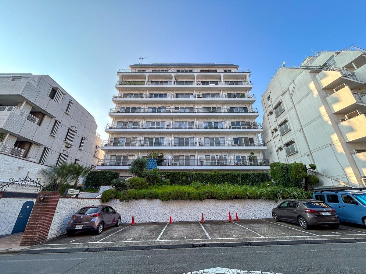 渋谷区千駄ヶ谷の賃貸物件/青い空が似合うレトロマンション
