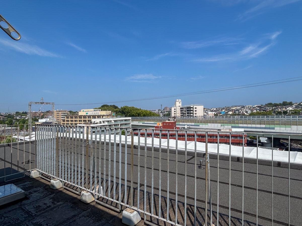 横浜市青葉区荏田北の賃貸物件/眺望と通り抜ける風が気持ち良いバルコニー