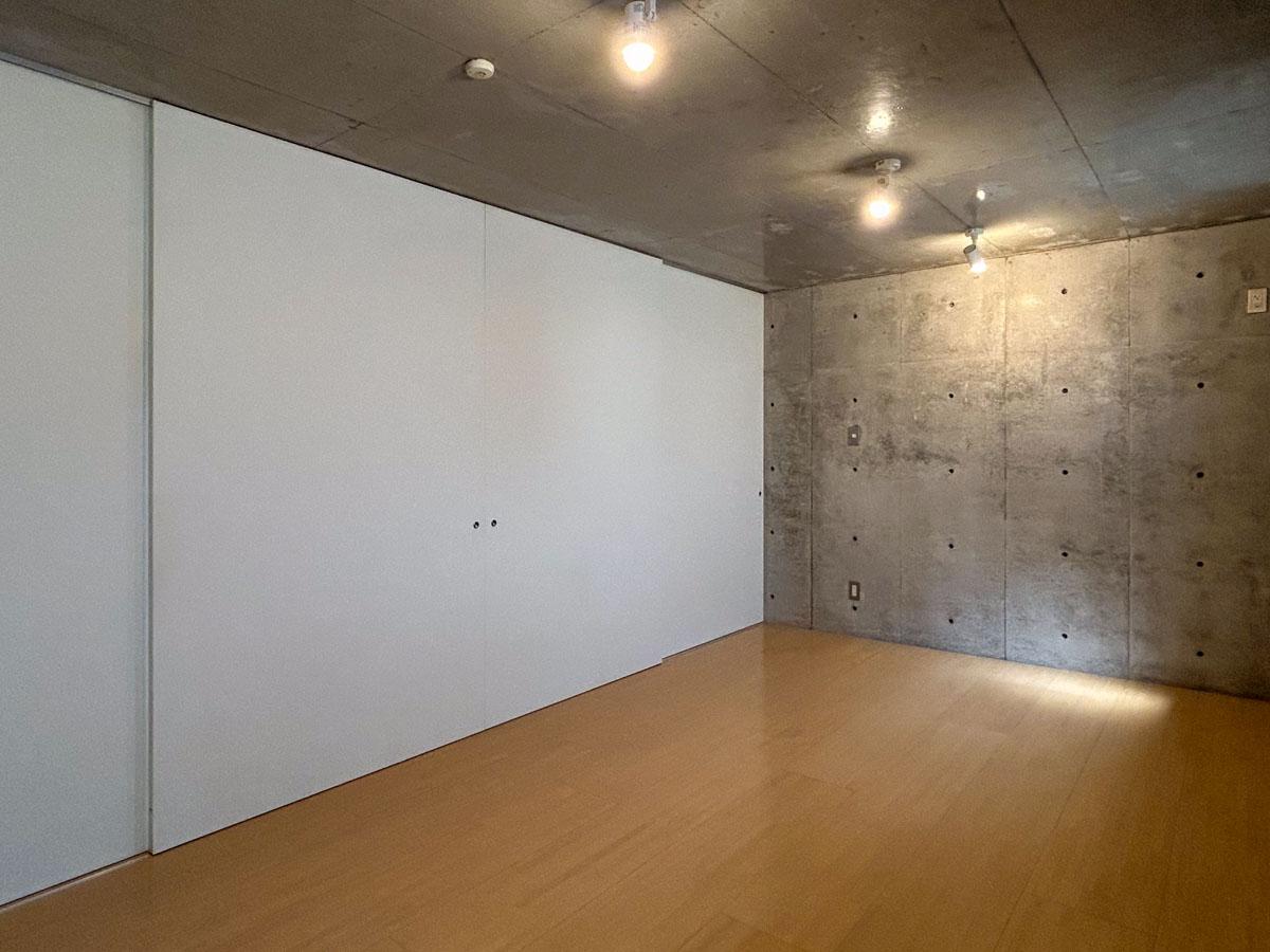 横浜市青葉区荏田北の賃貸物件/6階：引き戸を閉める。この部屋に収納はありません