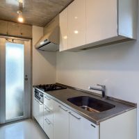 横浜市青葉区荏田北の賃貸物件/6階：グリル付きのキッチン。後ろに冷蔵庫置き場があります