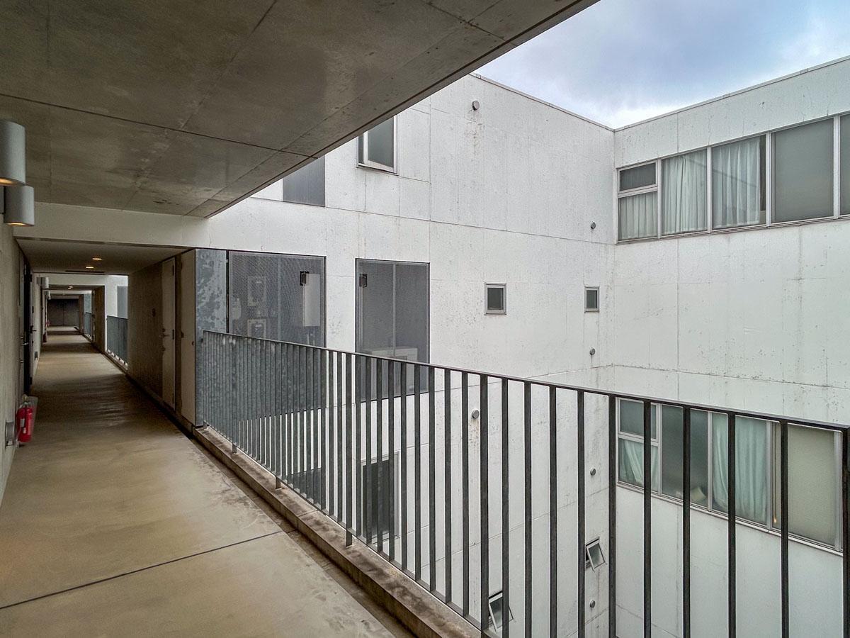 横浜市青葉区荏田北の賃貸物件/共用部。吹抜けから風が通り、空が望めます