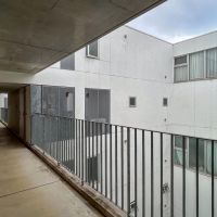 横浜市青葉区荏田北の賃貸物件/共用部。吹抜けから風が通り、空が望めます