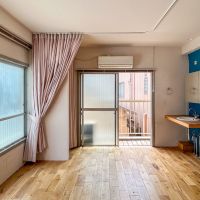 豊島区駒込の賃貸物件/無垢フローリングが敷かれたくつろぎスペース。カーテンでゆるやかに空間を分けることも可能