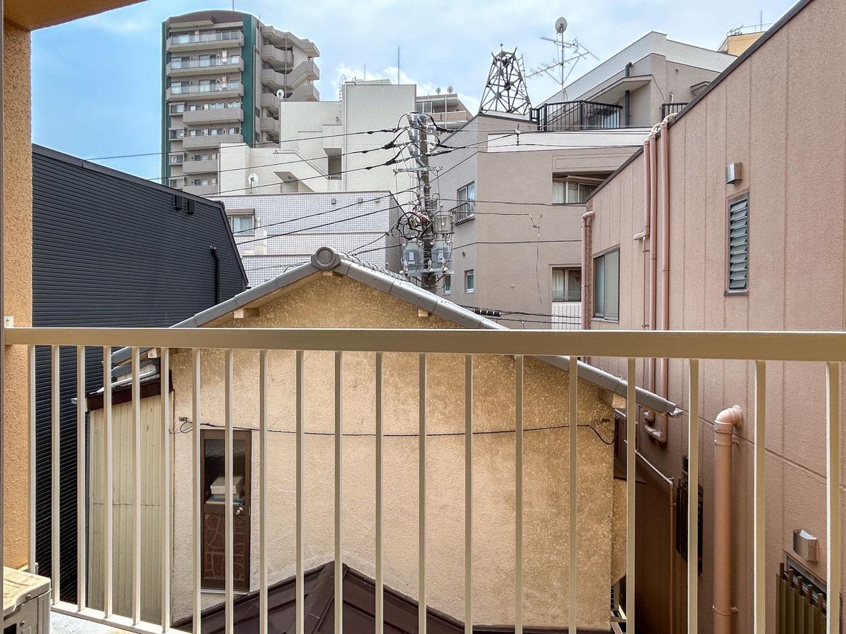 豊島区駒込の賃貸物件/ベランダ。目の前に建物がありますが、陽の光は入ります
