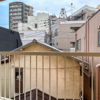 豊島区駒込の賃貸物件/ベランダ。目の前に建物がありますが、陽の光は入ります