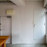 豊島区駒込の賃貸物件/水回りの扉は窓際にひっそりと