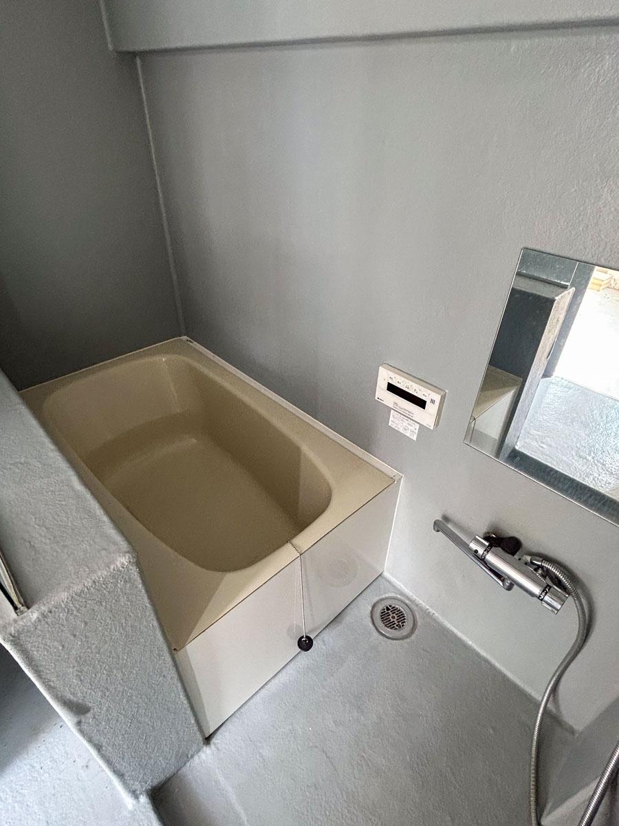 豊島区駒込の賃貸物件/追いだき付きのコンパクトな浴室。扉はなく、カーテンで仕切る仕様