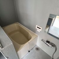 豊島区駒込の賃貸物件/追いだき付きのコンパクトな浴室。扉はなく、カーテンで仕切る仕様