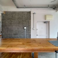 豊島区駒込の賃貸物件/玄関横の壁はコンクリートむき出しでザラザラ