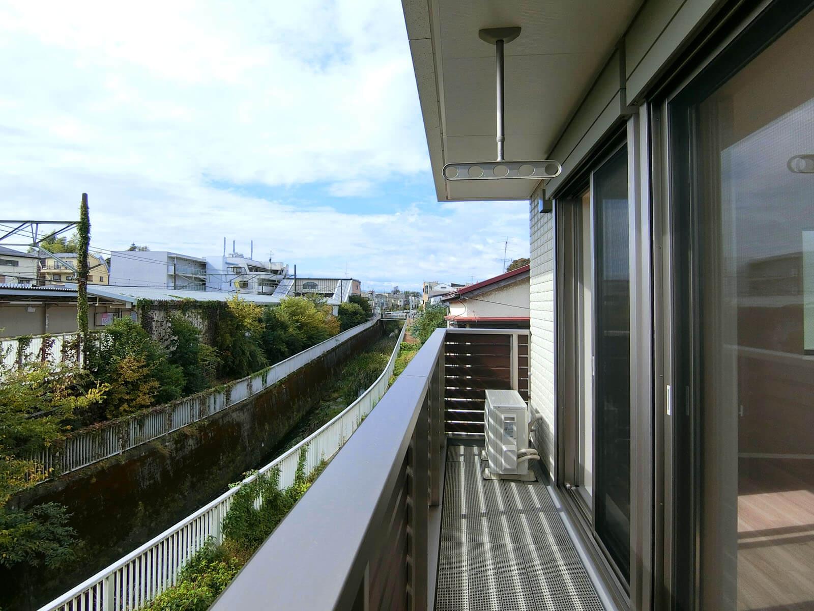 三鷹市井の頭の賃貸物件/線路沿いは抜けがよく駅もすぐ近くに見えます（201）