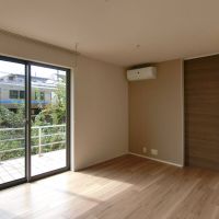 三鷹市井の頭の賃貸物件/リビングは共有の庭とつながるような緑のある景色（102）
