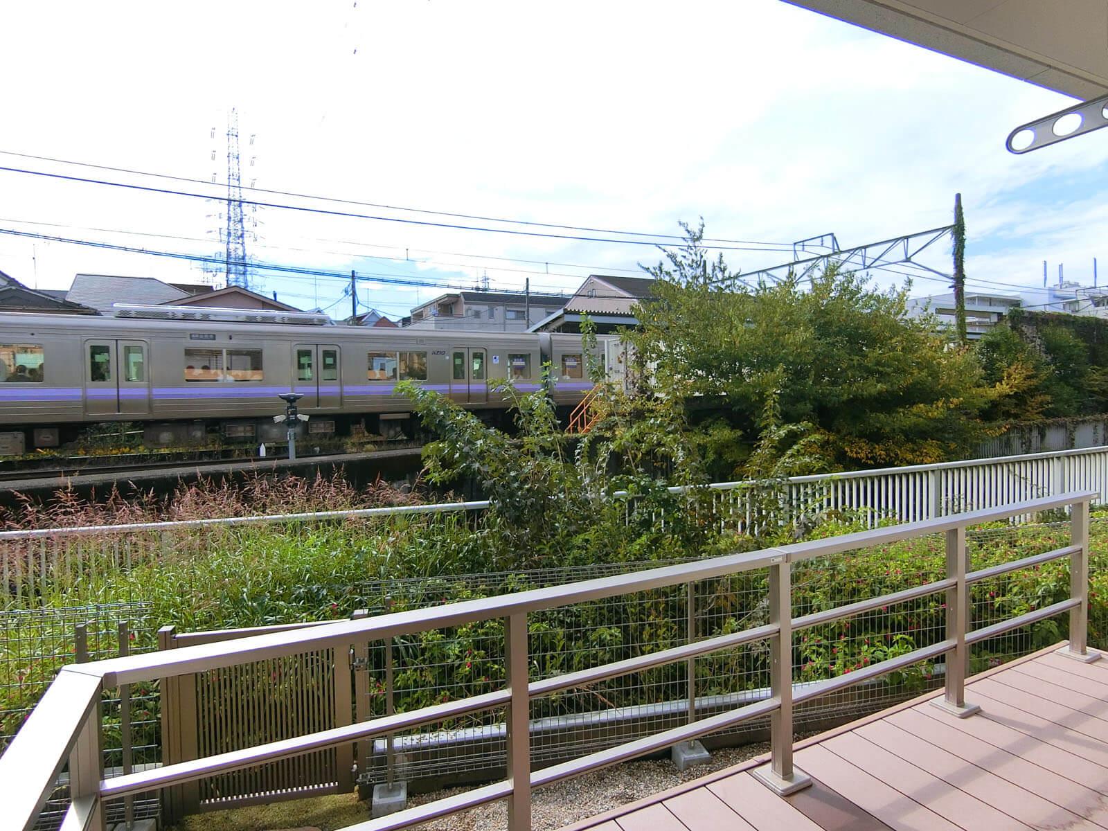 三鷹市井の頭の賃貸物件/バルコニーのウッドデッキから庭に下りることも（102）