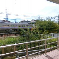 三鷹市井の頭の賃貸物件/バルコニーのウッドデッキから庭に下りることも（102）
