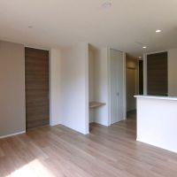 三鷹市井の頭の賃貸物件/バルコニー側から見たリビング、キッチンの奥にも個室があります（102）