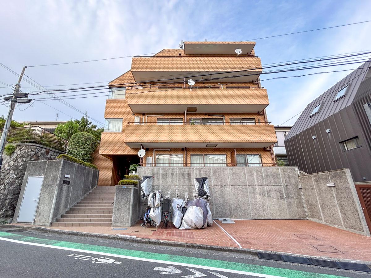 渋谷区西原の賃貸物件/代々木上原と幡ヶ谷をつなぐ坂道の、中腹に立つマンション