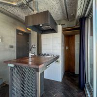 世田谷区太子堂の賃貸物件/スチールを溶接して造られたレンジフードはかなりの存在感