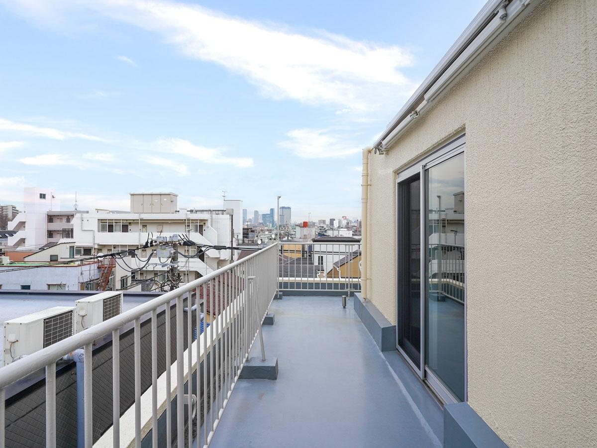 世田谷区太子堂の賃貸物件/L字型のバルコニーは開放的