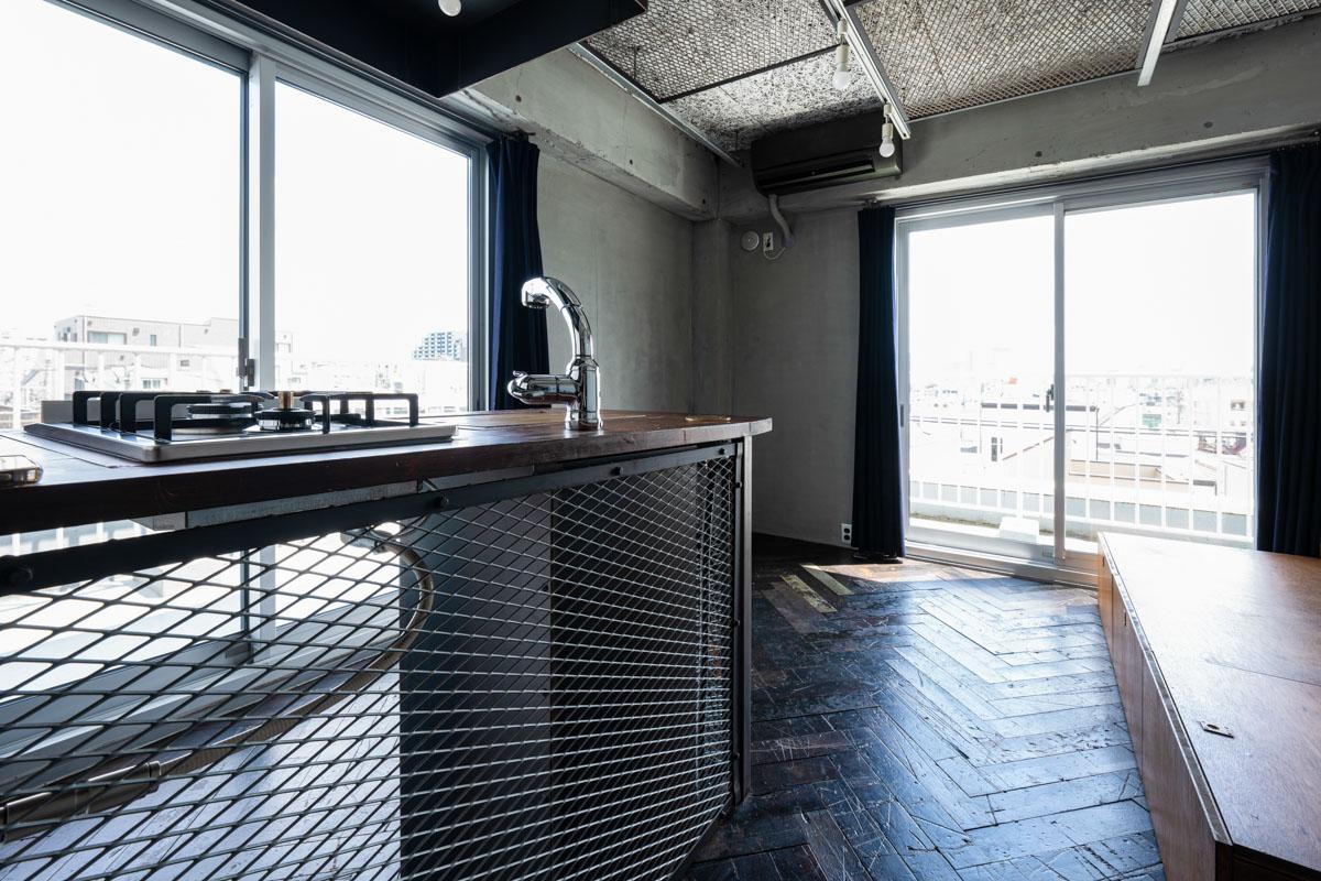 世田谷区太子堂の賃貸物件/気持ち良い景色が広がる最上階角部屋に、武骨なアジト
