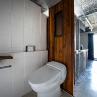 世田谷区太子堂の賃貸物件/木材を圧着して造作された水回りのドア