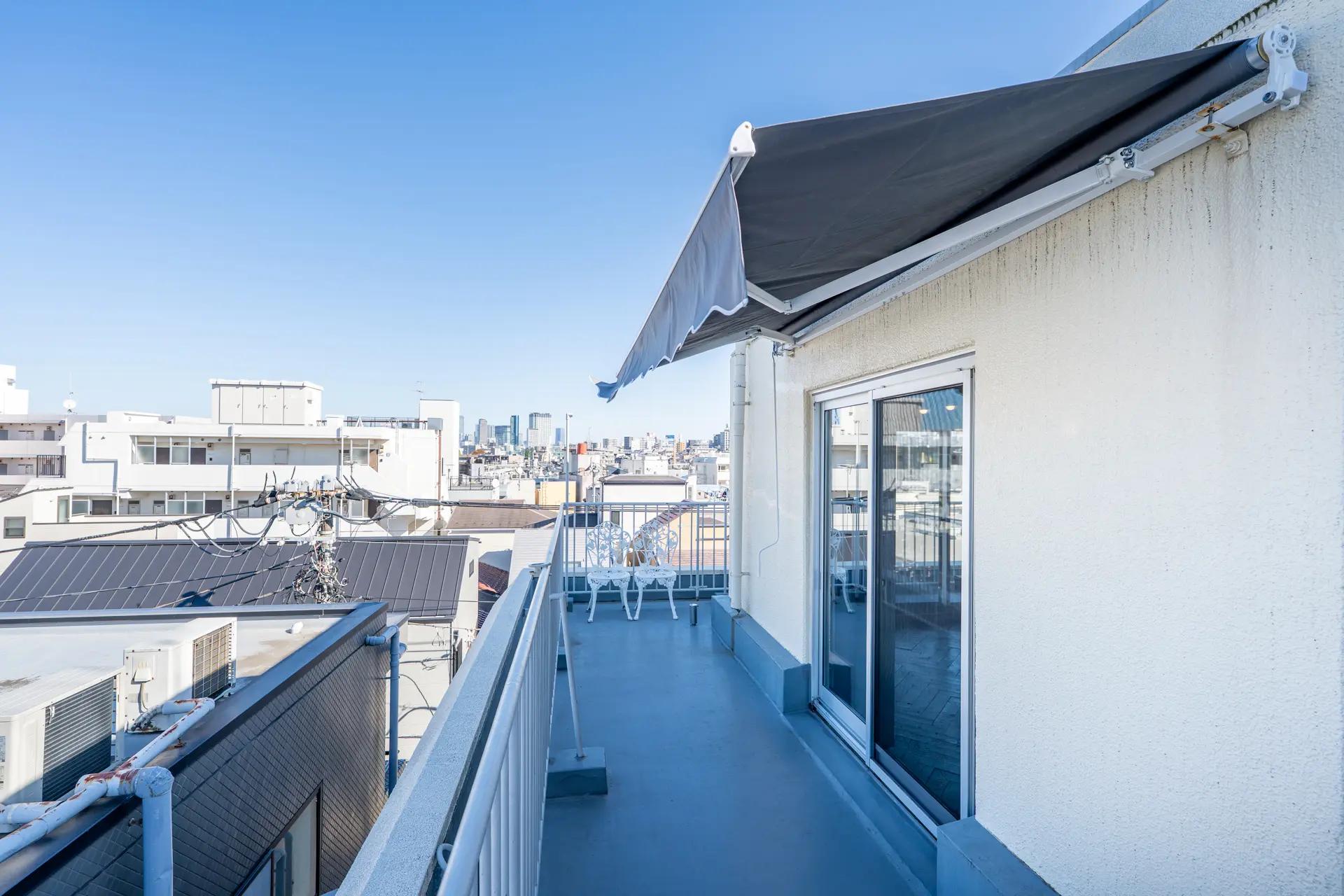 世田谷区太子堂の賃貸物件/L字型のバルコニーは開放的