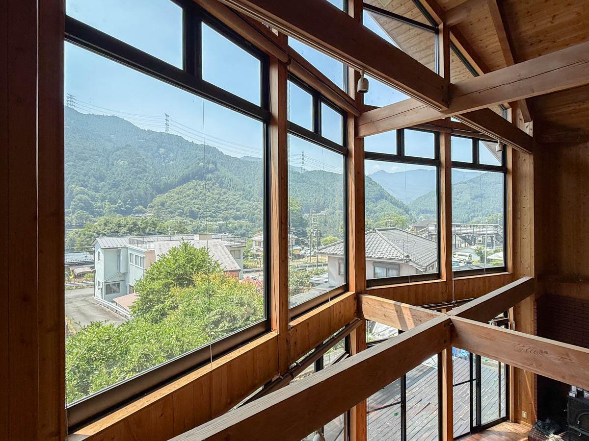 青梅市沢井の売買物件/どこから見ても自然を感じられるガラスの壁
