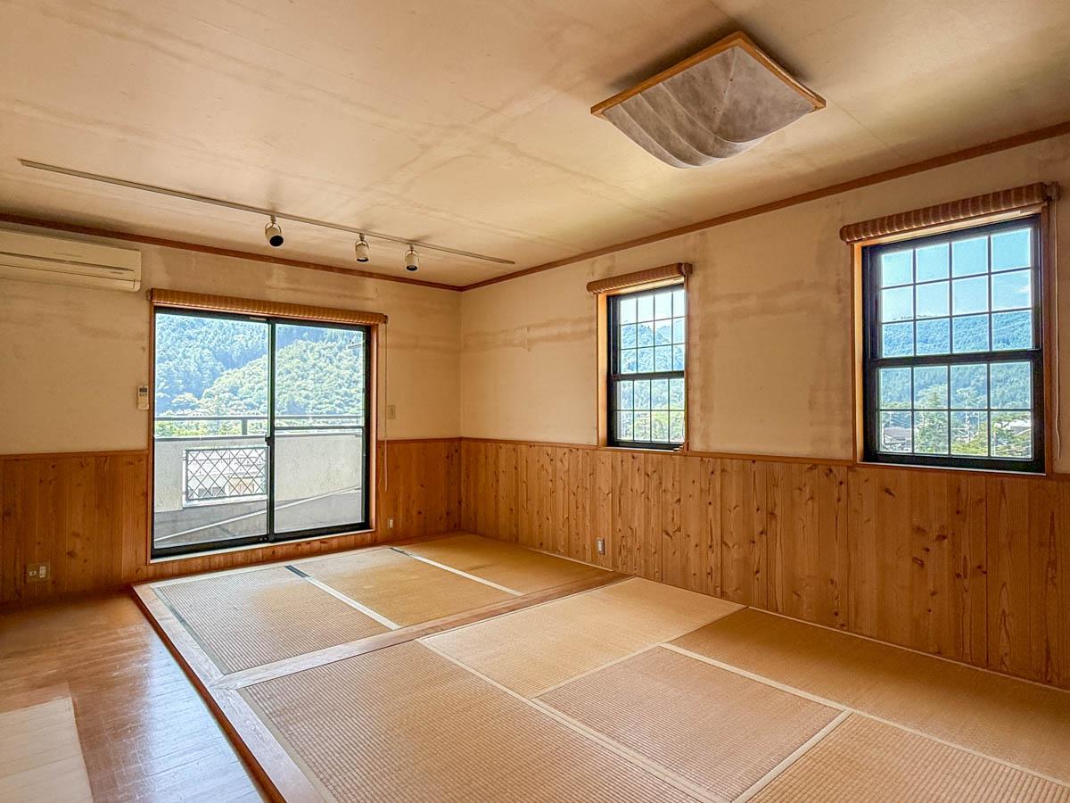 青梅市沢井の売買物件/2階にある12畳の部屋にはベランダがあり、畳が敷かれています