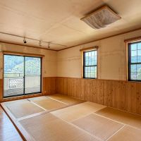 青梅市沢井の売買物件/2階にある12畳の部屋にはベランダがあり、畳が敷かれています