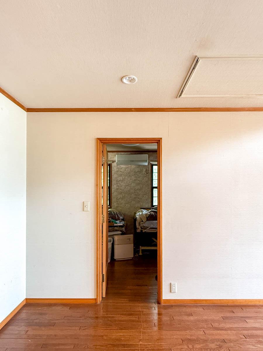 青梅市沢井の売買物件/2階にある洋室の入口。今はお父さんの寝室に