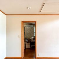 青梅市沢井の売買物件/2階にある洋室の入口。今はお父さんの寝室に
