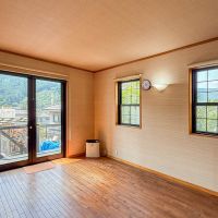 青梅市沢井の売買物件/こちらは1階の洋室。扉からテラスへ出入りできます