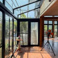 青梅市沢井の売買物件/リビングの一角にあるサンルーム。リビングと一続きに繋がり一体化しているところが使いやすそう