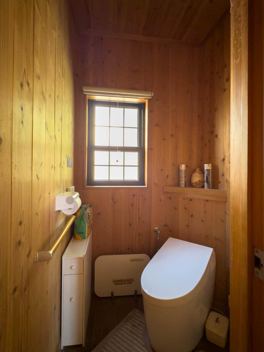 青梅市沢井の売買物件/トイレにも天然木の仕上げが施されています