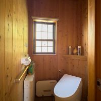 青梅市沢井の売買物件/トイレにも天然木の仕上げが施されています