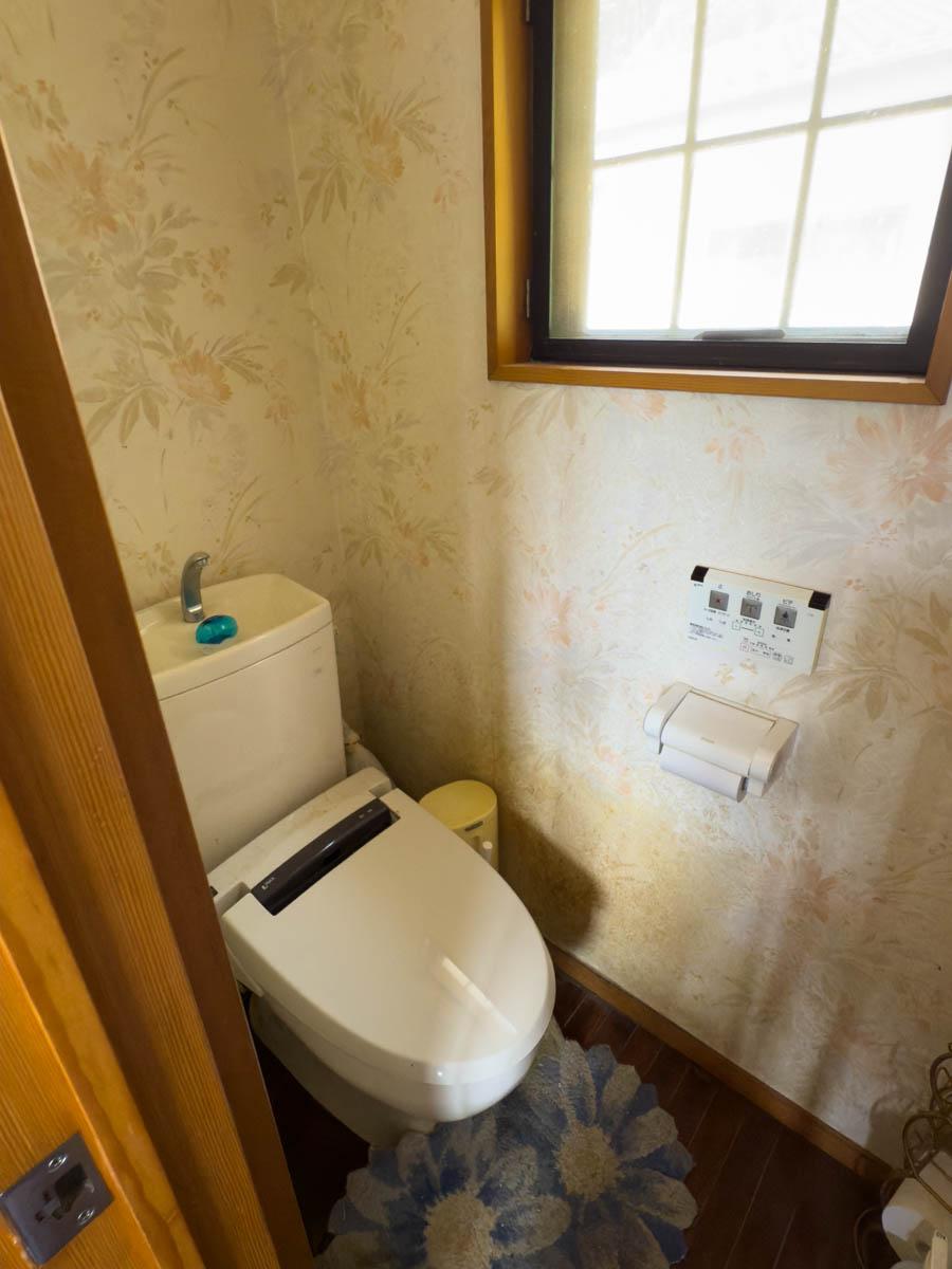 青梅市沢井の売買物件/2階のトイレはクロス貼り