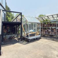 青梅市沢井の売買物件/ガラス製の温室や薪台が置かれたお庭