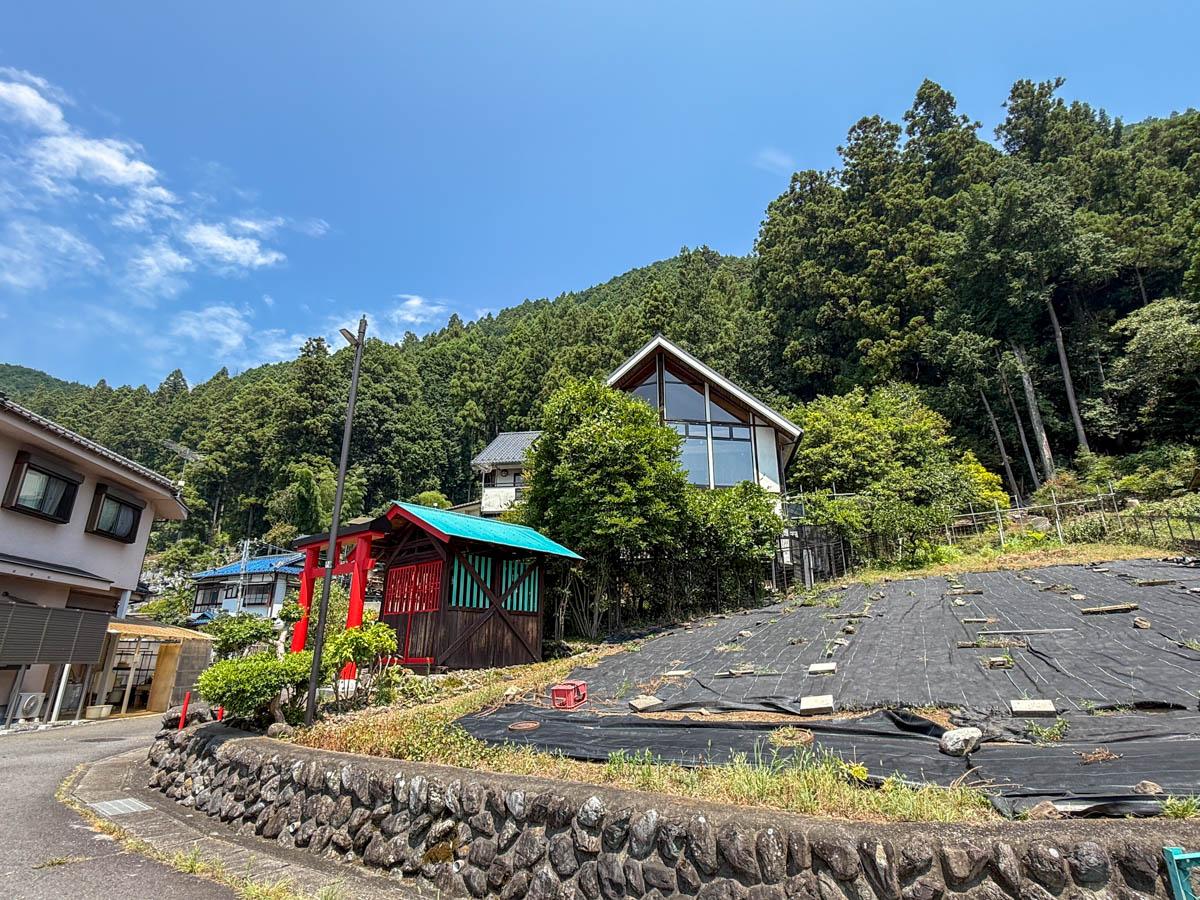青梅市沢井の売買物件/少し離れた場所から建物を見る。山を背負うように建っています