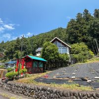 青梅市沢井の売買物件/少し離れた場所から建物を見る。山を背負うように建っています