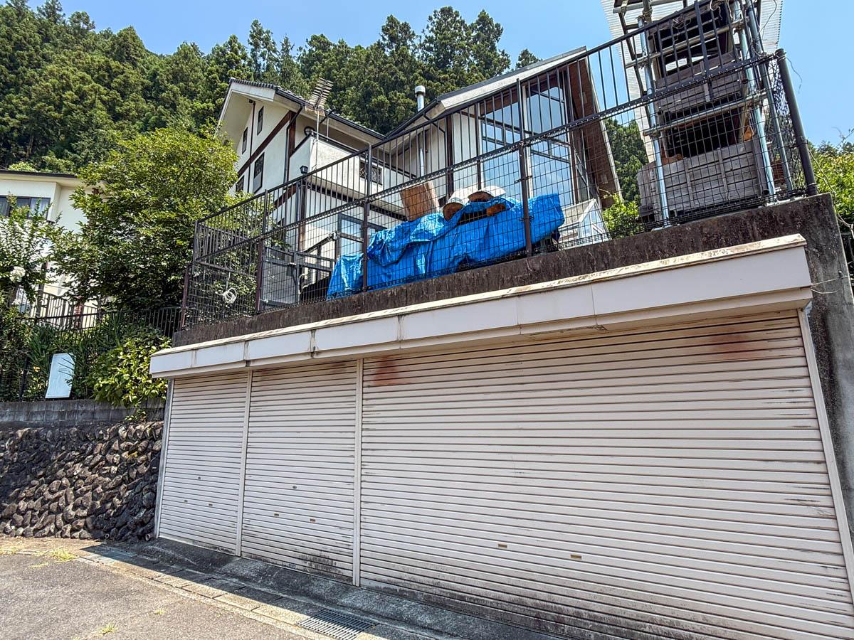 青梅市沢井の売買物件/シャッター付きのガレージは約4台分の広さがあります