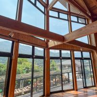 青梅市沢井の売買物件/ガラスの壁を見上げる。山だけじゃなくて大きな空まで繋がって見ることができます