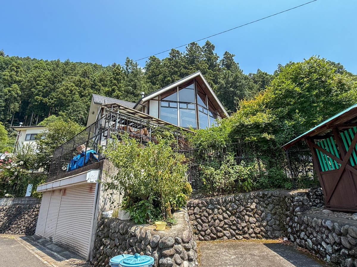青梅市沢井の売買物件/道路から建物を見る。外からも迫力のある外観です