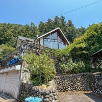 青梅市沢井の売買物件/道路から建物を見る。外からも迫力のある外観です