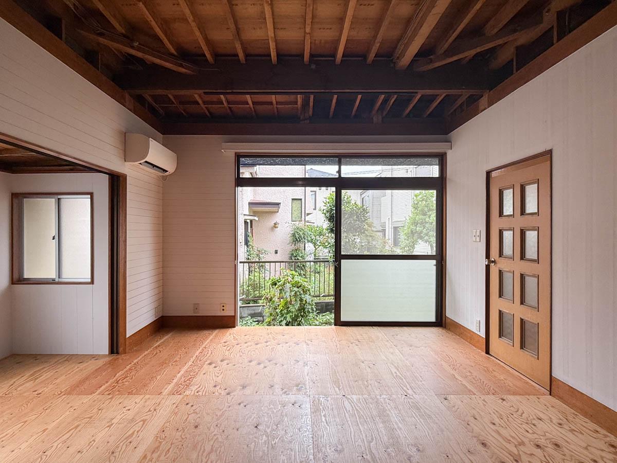 さいたま市浦和区元町の賃貸物件/レトロな面影を活かしつつ、木造の骨組みをあらわしてリノベーション。大好きなモノたちを配置して豊かに暮らせる！そんな物件です