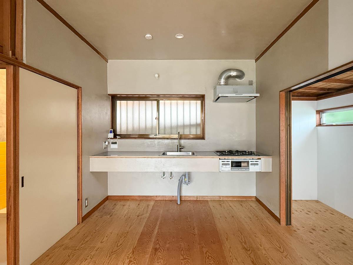 さいたま市浦和区元町の賃貸物件/造作のキッチンがかっこいい。収納はラックを置いたり、カウンターを自作したりして工夫してもらえたら