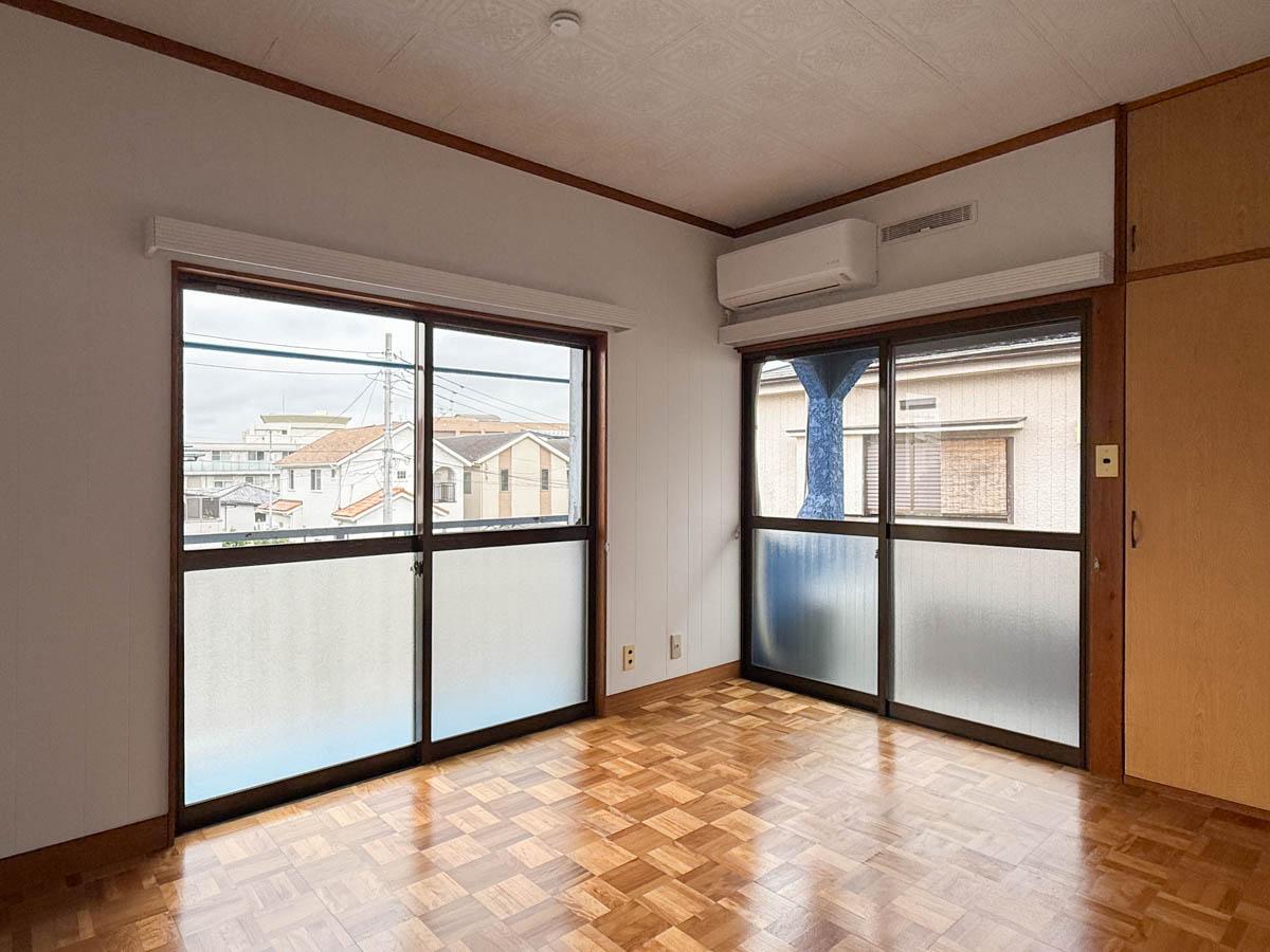 さいたま市浦和区元町の賃貸物件/2階の角部屋は窓が2面で明るい。パーケットフローリングで家具も活きるデザインです