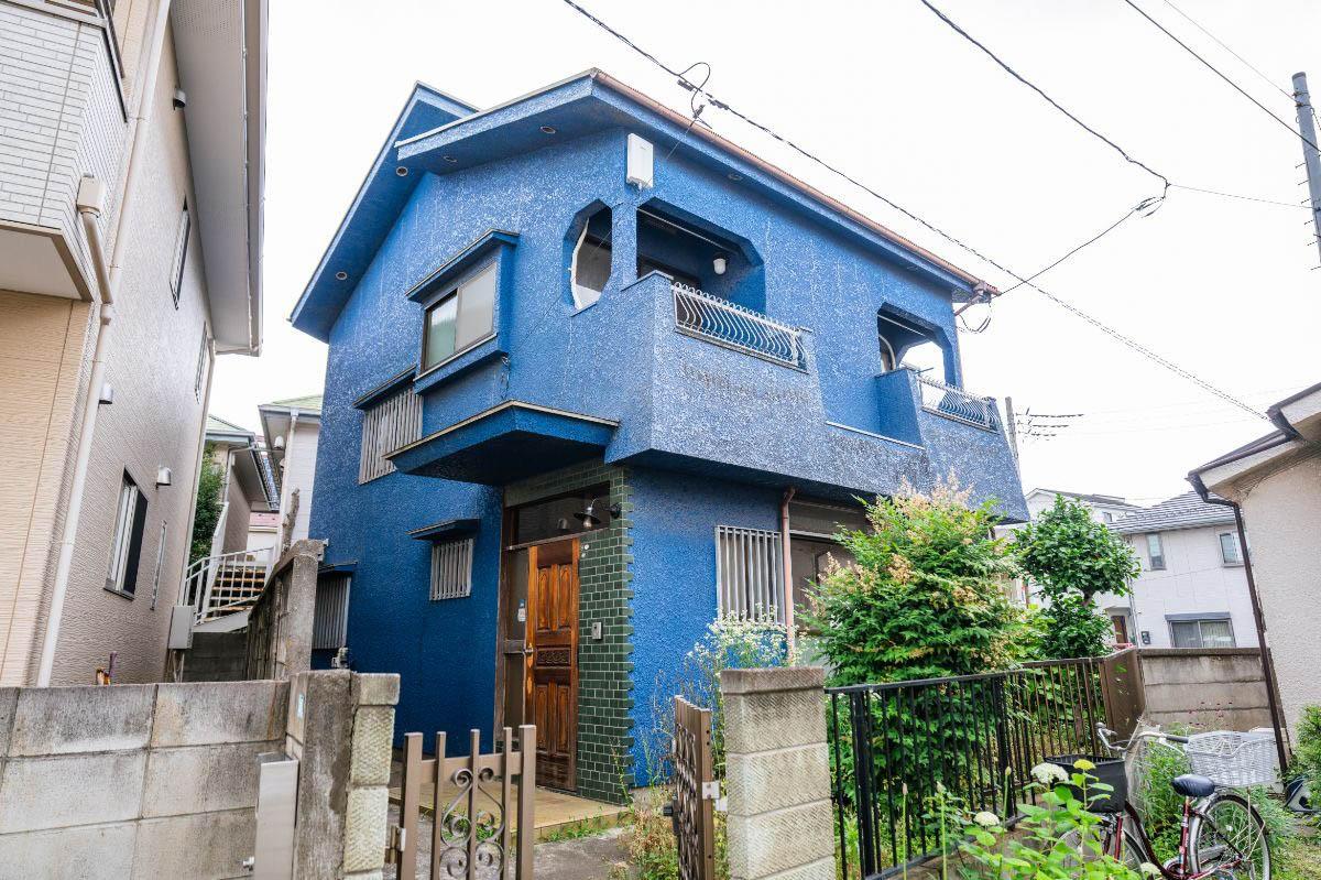 さいたま市浦和区元町の賃貸物件/ブルーの外壁が印象的