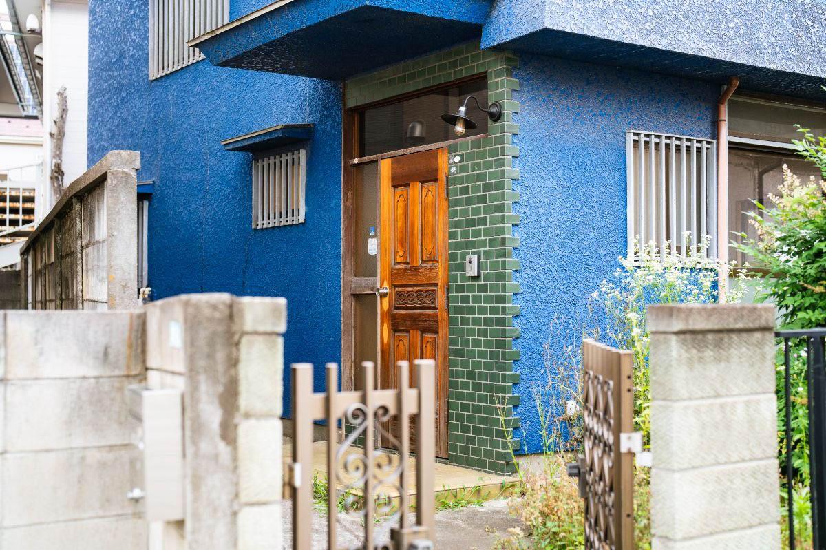 さいたま市浦和区元町の賃貸物件/木製の玄関、深い緑のタイルの組み合わせがベストマッチな玄関