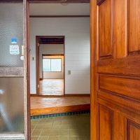 さいたま市浦和区元町の賃貸物件/ただいまの先に現れる奥行き感。明り取りの窓、タタキに貼られたタイル、框の立ち上がり全部好き
