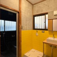 さいたま市浦和区元町の賃貸物件/洗面室には黄色のタイル。暗くなりがちなスペースもパッと明るい印象に